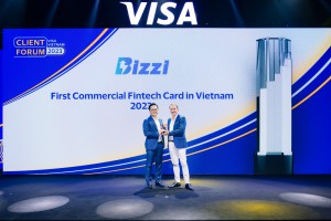Đại diện Bizzi Vietnam nhận giải thưởng tại Visa Awards 2023 (Ảnh: Visa)