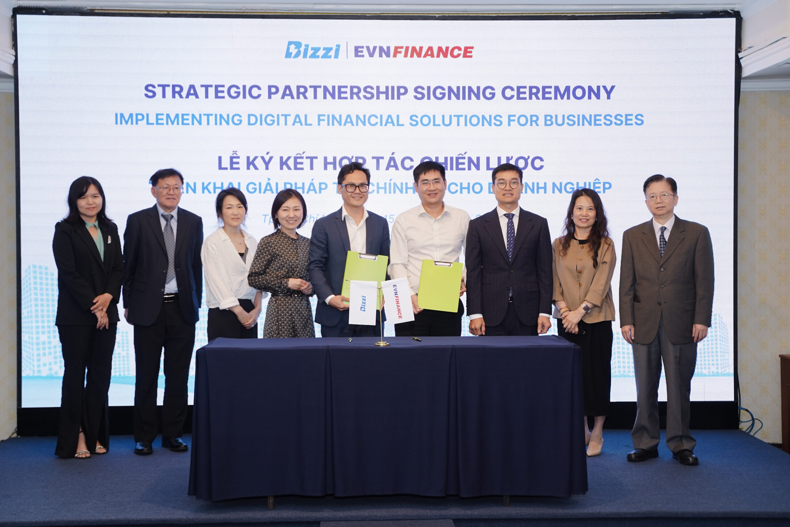 Signing ceremony of strategic cooperation between EVNFinance and Bizzi Vietnam to deploy digital financial solutions for businesses