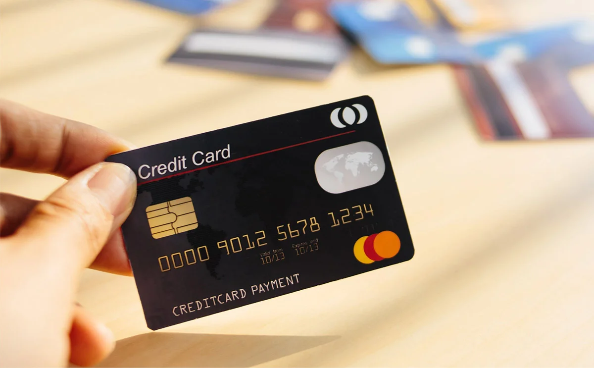 Thẻ ghi nợ doanh nghiệp là gì? Cách sử dụng và quản lý thẻ debit hiệu quả 2 rui ro dung the ca nhan cho chi phi cong ty 1 1